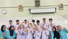 Foto bersama Tim Teman Riset dengan para siswa(Doc. Pribadi.)