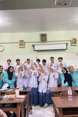 Dari Laboratorium ke Ruang Kelas, Tim Teman Riset 1790 UNS Kenalkan Kimia Hijau lewat Riset Senyawa Antibakteri di SMA Al-Islam Surakarta