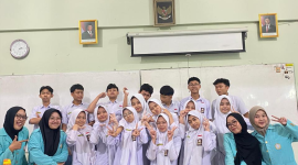 Foto bersama Tim Teman Riset dengan para siswa(Doc. Pribadi.)