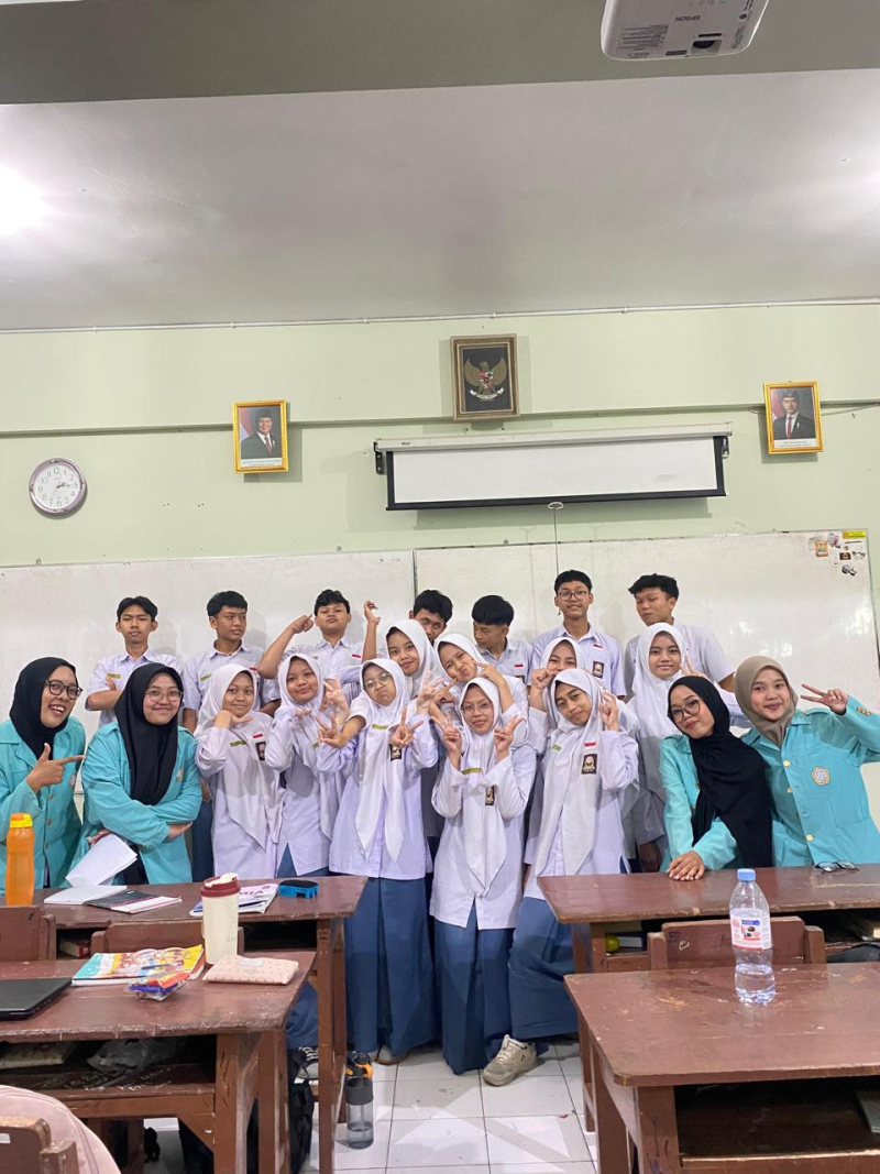 Foto bersama Tim Teman Riset dengan para siswa(Doc. Pribadi.)