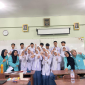 Foto bersama Tim Teman Riset dengan para siswa(Doc. Pribadi.)