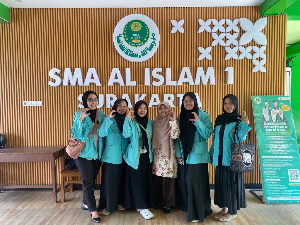 Foto bersama dengan guru mapel Kimia setelah melakukan sosialisasi di kelas. (Dok. Pribadi)
