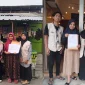 Mahasiswa Kuliah Kerja Nyata (KKN) UIN Sunan Ampel Surabaya Kelompok 81 mendampingi pelaku UMKM di Desa Jabung, Kecamatan Laren, Kabupaten Lamongan, dalam memperkuat eksistensi usaha di era digital. Melalui pendampingan pembuatan lokasi usaha di Google Maps serta pengurusan Nomor Induk Berusaha (NIB), mahasiswa membantu pelaku usaha meningkatkan visibilitas sekaligus memperkuat legalitas usahanya. Program ini menjadi bagian dari upaya mendorong transformasi digital UMKM desa agar semakin mudah diakses pelanggan dan siap berkembang secara berkelanjutan.