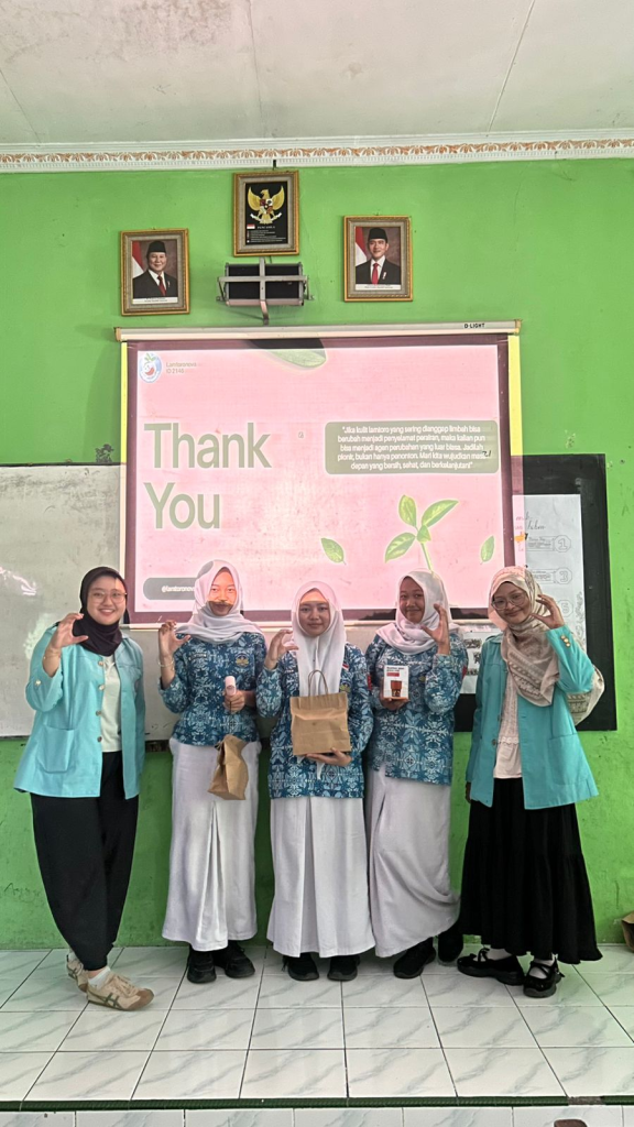 Momen kebersamaan tim LamtoroNova dengan siswa kelas X5 SMAN 1 Banyuduono sehabis sesi diskusi dan tanya jawab interaktif.