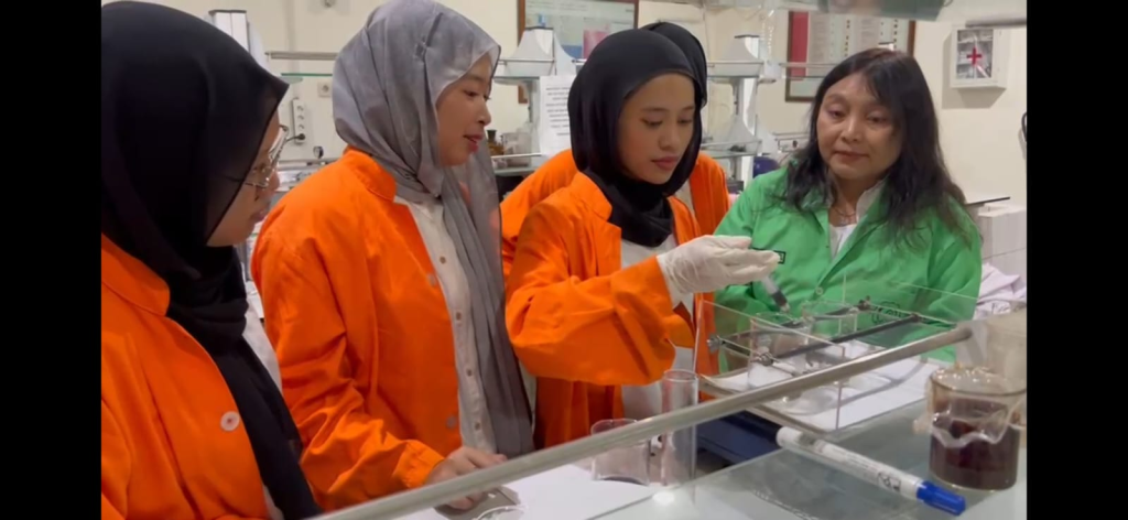 Proses sintesis dan pembentukan beads material adsorben magnetik oleh tim LamtoroNova di bawah supervisi langsung Dosen Pembimbing, Dr. Budi Hastuti, S.Pd., M.Si
