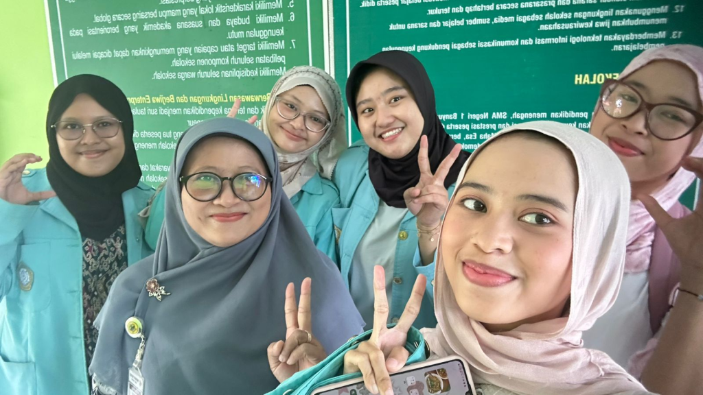Sesi foto bersama tim LamtoroNova dengan Guru Kimia SMAN 1 Banyuduono, Bu Parjiyem, usai pelaksanaan kegiatan.