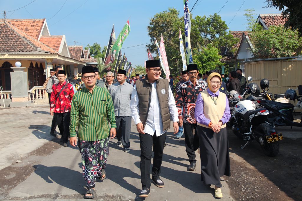 Rombongan Vespa Bupati Lumajang Indah Amperawati dan Wabup Yuda Aji Kusuma saat sampai di lokasi peresmian Masjid Baitun Najah Desa Rowokangkung (11/7/2026). (Doc. Humas Kodim 0821 Lumajang)