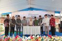 Prosesi peresmian Masjid Baitun Najah yang ditandai dengan penandatanganan prasasti oleh Bupati Lumajang didampingi Wakil Bupati. (Doc. Humas Kodim 0821 Lumajang)
