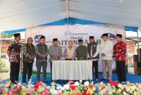 Prosesi peresmian Masjid Baitun Najah yang ditandai dengan penandatanganan prasasti oleh Bupati Lumajang didampingi Wakil Bupati. (Doc. Humas Kodim 0821 Lumajang)