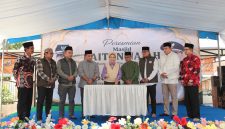 Prosesi peresmian Masjid Baitun Najah yang ditandai dengan penandatanganan prasasti oleh Bupati Lumajang didampingi Wakil Bupati. (Doc. Humas Kodim 0821 Lumajang)