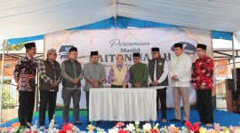 Prosesi peresmian Masjid Baitun Najah yang ditandai dengan penandatanganan prasasti oleh Bupati Lumajang didampingi Wakil Bupati. (Doc. Humas Kodim 0821 Lumajang)