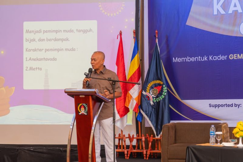 Kepemimpinan bukan sekadar soal jabatan, tetapi tentang tanggung jawab dan pelayanan. Pesan tersebut disampaikan Nyoman Suriadarma, S.Pd., M.Pd.B. saat memaparkan pentingnya membangun karakter pemimpin muda yang berintegritas, berlandaskan nilai keagamaan, dan mampu memberikan dampak positif bagi masyarakat.
