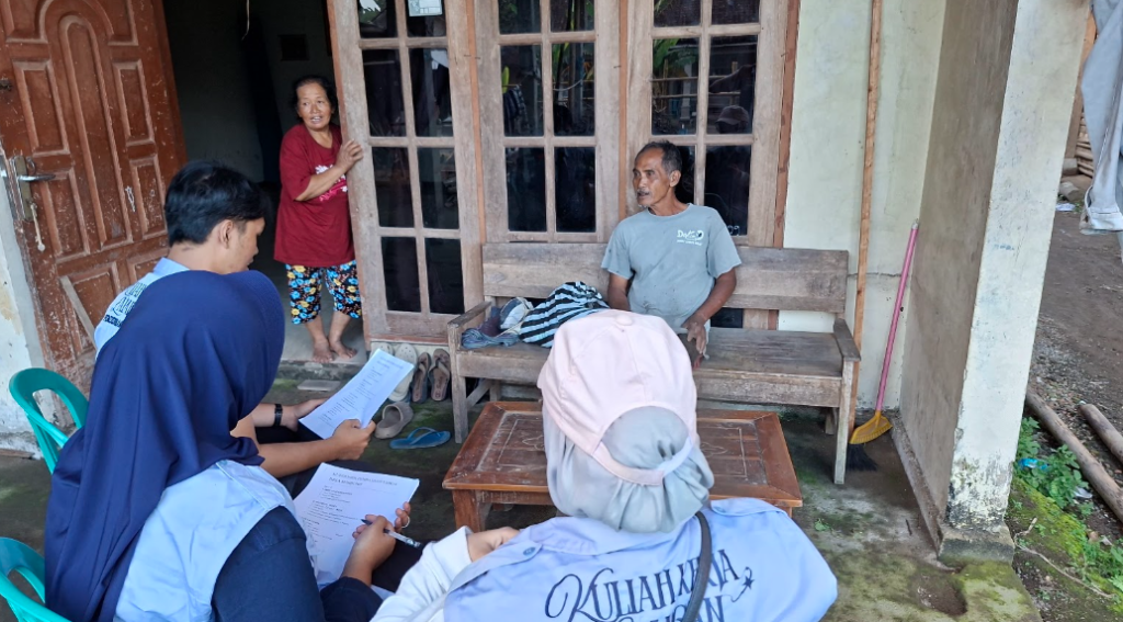 Tim Hibah JARPAK Universitas Sebelas Maret (UNS) melakukan wawancara langsung dengan warga Desa Sumbung, Kecamatan Cepogo, Kabupaten Boyolali, sebagai bagian dari kajian mengenai fungsi wilayah, aksesibilitas, dan potensi lokal. Melalui observasi lapangan dan pengumpulan data dari masyarakat, tim memetakan potensi unggulan desa di sektor hortikultura, peternakan sapi perah, serta peluang pengembangan wisata desa. Hasil kajian ini diharapkan menjadi masukan bagi Pemerintah Desa Sumbung dalam menyusun program pembangunan berbasis potensi lokal secara berkelanjutan.