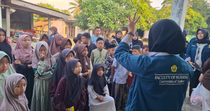 Mahasiswa PPK Ormawa BEM Fakultas Keperawatan Universitas Jember (FKEP UNEJ) memberikan edukasi Perilaku Hidup Bersih dan Sehat (PHBS) kepada puluhan anak di Desa Tanahwulan, Kecamatan Maesan, Kabupaten Bondowoso, Jumat (17/7/2026). Foto: PPK Ormawa BEM Fakultas Keperawatan Universitas Jember