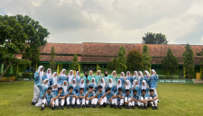 Tim LamtoroNova saat memberikan pemaparan materi mengenai konsep Green Chemistry kepada para siswa kelas X5 di SMAN 1 Banyuduono, Boyolali, Kamis (21/5/2026).