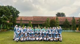 Tim LamtoroNova saat memberikan pemaparan materi mengenai konsep Green Chemistry kepada para siswa kelas X5 di SMAN 1 Banyuduono, Boyolali, Kamis (21/5/2026).