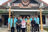 Dokumentasi Tim Hibah JARPAK UNS bersama perangkat Desa Sumbung usai pelaksanaan kajian potensi dan pengembangan wilayah di Kantor Desa Sumbung, Boyolali.