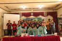 Mahasiswa Universitas Sebelas Maret (UNS) berfoto bersama perangkat desa dan warga usai pelatihan pembuatan briket arang dari limbah serbuk gergaji kayu di Desa Mireng, Kecamatan Trucuk, Kabupaten Klaten. (Dok. Tim MBKM UNS ID 2092)