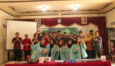 Mahasiswa Universitas Sebelas Maret (UNS) berfoto bersama perangkat desa dan warga usai pelatihan pembuatan briket arang dari limbah serbuk gergaji kayu di Desa Mireng, Kecamatan Trucuk, Kabupaten Klaten. (Dok. Tim MBKM UNS ID 2092)
