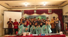 Mahasiswa Universitas Sebelas Maret (UNS) berfoto bersama perangkat desa dan warga usai pelatihan pembuatan briket arang dari limbah serbuk gergaji kayu di Desa Mireng, Kecamatan Trucuk, Kabupaten Klaten. (Dok. Tim MBKM UNS ID 2092)