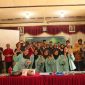 Mahasiswa Universitas Sebelas Maret (UNS) berfoto bersama perangkat desa dan warga usai pelatihan pembuatan briket arang dari limbah serbuk gergaji kayu di Desa Mireng, Kecamatan Trucuk, Kabupaten Klaten. (Dok. Tim MBKM UNS ID 2092)