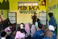 Suasana edukasi Gerakan Perilaku Hidup Bersih dan Sehat (PHBS) yang diselenggarakan PPK Ormawa BEM Fakultas Keperawatan Universitas Jember (FKEP UNEJ) melalui Bidang Pendidikan (Wanadidik) di Pojok Baca Desa Tanahwulan, Kecamatan Maesan, Kabupaten Bondowoso, Jumat (17/7/2026). Foto: PPK Ormawa BEM Fakultas Keperawatan Universitas Jember