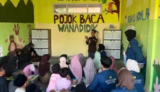 Suasana edukasi Gerakan Perilaku Hidup Bersih dan Sehat (PHBS) yang diselenggarakan PPK Ormawa BEM Fakultas Keperawatan Universitas Jember (FKEP UNEJ) melalui Bidang Pendidikan (Wanadidik) di Pojok Baca Desa Tanahwulan, Kecamatan Maesan, Kabupaten Bondowoso, Jumat (17/7/2026). Foto: PPK Ormawa BEM Fakultas Keperawatan Universitas Jember
