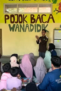 Wujudkan Anak Desa Sehat dan Mandiri, PPK Ormawa BEM FKEP UNEJ Padukan Gerakan PHBS dengan Pelatihan Lilin Aromaterapi