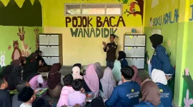 Suasana edukasi Gerakan Perilaku Hidup Bersih dan Sehat (PHBS) yang diselenggarakan PPK Ormawa BEM Fakultas Keperawatan Universitas Jember (FKEP UNEJ) melalui Bidang Pendidikan (Wanadidik) di Pojok Baca Desa Tanahwulan, Kecamatan Maesan, Kabupaten Bondowoso, Jumat (17/7/2026). Foto: PPK Ormawa BEM Fakultas Keperawatan Universitas Jember