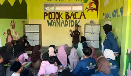 Suasana edukasi Gerakan Perilaku Hidup Bersih dan Sehat (PHBS) yang diselenggarakan PPK Ormawa BEM Fakultas Keperawatan Universitas Jember (FKEP UNEJ) melalui Bidang Pendidikan (Wanadidik) di Pojok Baca Desa Tanahwulan, Kecamatan Maesan, Kabupaten Bondowoso, Jumat (17/7/2026). Foto: PPK Ormawa BEM Fakultas Keperawatan Universitas Jember