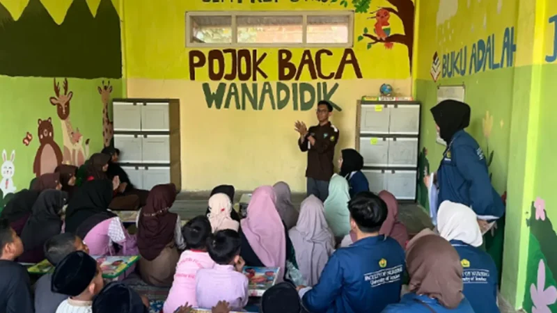 Suasana edukasi Gerakan Perilaku Hidup Bersih dan Sehat (PHBS) yang diselenggarakan PPK Ormawa BEM Fakultas Keperawatan Universitas Jember (FKEP UNEJ) melalui Bidang Pendidikan (Wanadidik) di Pojok Baca Desa Tanahwulan, Kecamatan Maesan, Kabupaten Bondowoso, Jumat (17/7/2026). Foto: PPK Ormawa BEM Fakultas Keperawatan Universitas Jember