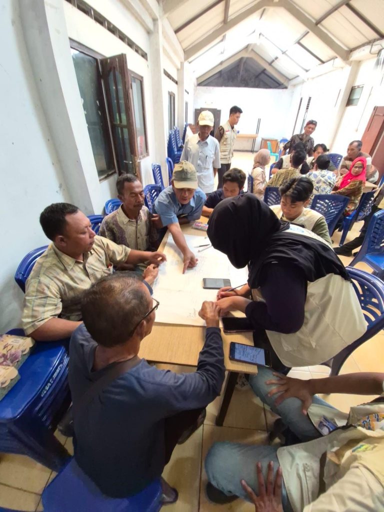 Tim Hibah JARPAK Universitas Sebelas Maret (UNS) memfasilitasi diskusi bersama perangkat desa dan masyarakat Desa Sumbung, Kecamatan Cepogo, Kabupaten Boyolali, dalam rangka pemetaan fungsi wilayah dan identifikasi potensi lokal. Forum ini menjadi wadah bagi warga untuk menyampaikan informasi mengenai kondisi wilayah, aksesibilitas, serta potensi unggulan desa yang meliputi sektor hortikultura, peternakan sapi perah, dan peluang pengembangan wisata desa. Hasil diskusi menjadi bagian dari penyusunan rekomendasi pembangunan desa yang berbasis data dan potensi lokal.
