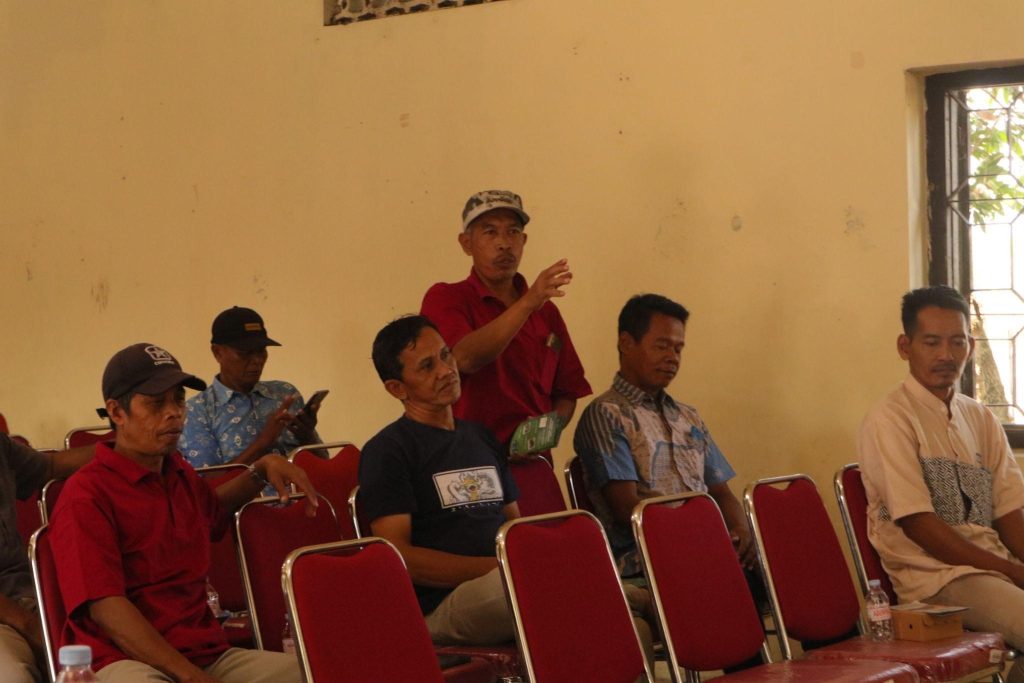 Peserta aktif berdiskusi dalam kegiatan pelatihan pembuatan briket arang dari limbah serbuk gergaji kayu yang diselenggarakan mahasiswa Universitas Sebelas Maret (UNS) di Desa Mireng, Kecamatan Trucuk, Kabupaten Klaten.(Dok. Tim MBKM UNS ID 2092)