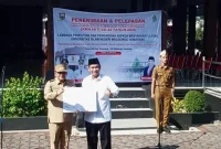 Bupati Semarang Ngesti Nugraha secara simbolis menerima mahasiswa KKN Mandiri Inisiatif Terprogram (MIT) ke-22 UIN Walisongo Semarang di Rumah Dinas Bupati Semarang, Selasa (21/7/2026). Sebanyak 960 mahasiswa akan menjalankan pengabdian masyarakat di enam kecamatan yang tersebar dalam 64 posko hingga 3 September 2026. (Doc. mahasiswa KKN UIN Posko 6)