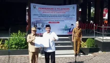 Bupati Semarang Ngesti Nugraha secara simbolis menerima mahasiswa KKN Mandiri Inisiatif Terprogram (MIT) ke-22 UIN Walisongo Semarang di Rumah Dinas Bupati Semarang, Selasa (21/7/2026). Sebanyak 960 mahasiswa akan menjalankan pengabdian masyarakat di enam kecamatan yang tersebar dalam 64 posko hingga 3 September 2026. (Doc. mahasiswa KKN UIN Posko 6)