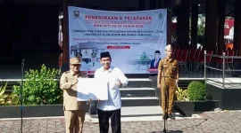 Bupati Semarang Ngesti Nugraha secara simbolis menerima mahasiswa KKN Mandiri Inisiatif Terprogram (MIT) ke-22 UIN Walisongo Semarang di Rumah Dinas Bupati Semarang, Selasa (21/7/2026). Sebanyak 960 mahasiswa akan menjalankan pengabdian masyarakat di enam kecamatan yang tersebar dalam 64 posko hingga 3 September 2026. (Doc. mahasiswa KKN UIN Posko 6)