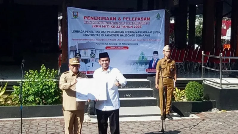 Bupati Semarang Ngesti Nugraha secara simbolis menerima mahasiswa KKN Mandiri Inisiatif Terprogram (MIT) ke-22 UIN Walisongo Semarang di Rumah Dinas Bupati Semarang, Selasa (21/7/2026). Sebanyak 960 mahasiswa akan menjalankan pengabdian masyarakat di enam kecamatan yang tersebar dalam 64 posko hingga 3 September 2026. (Doc. mahasiswa KKN UIN Posko 6)