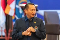 Ketua Umum DPP GEMABUDHI, Dr. Bambang Patijaya, memberikan pengarahan kepada kader mengenai pentingnya memahami isu strategis nasional, mulai dari energi, pangan, lingkungan, hingga regenerasi organisasi.