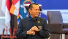 Ketua Umum DPP GEMABUDHI, Dr. Bambang Patijaya, memberikan pengarahan kepada kader mengenai pentingnya memahami isu strategis nasional, mulai dari energi, pangan, lingkungan, hingga regenerasi organisasi.