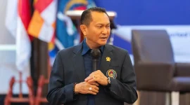 Ketua Umum DPP GEMABUDHI, Dr. Bambang Patijaya, memberikan pengarahan kepada kader mengenai pentingnya memahami isu strategis nasional, mulai dari energi, pangan, lingkungan, hingga regenerasi organisasi.