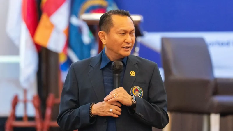 Ketua Umum DPP GEMABUDHI, Dr. Bambang Patijaya, memberikan pengarahan kepada kader mengenai pentingnya memahami isu strategis nasional, mulai dari energi, pangan, lingkungan, hingga regenerasi organisasi.