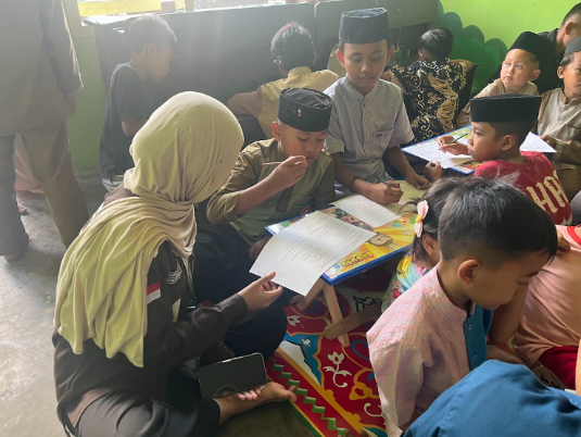 Mahasiswa PPK Ormawa BEM Fakultas Keperawatan Universitas Jember (FKEP UNEJ) mendampingi anak-anak saat mengikuti sesi pembelajaran interaktif di Pojok Baca Wanadidik, Desa Tanahwulan, Kecamatan Maesan, Kabupaten Bondowoso, Jumat (17/7/2026). Foto: PPK Ormawa BEM Fakultas Keperawatan Universitas Jember