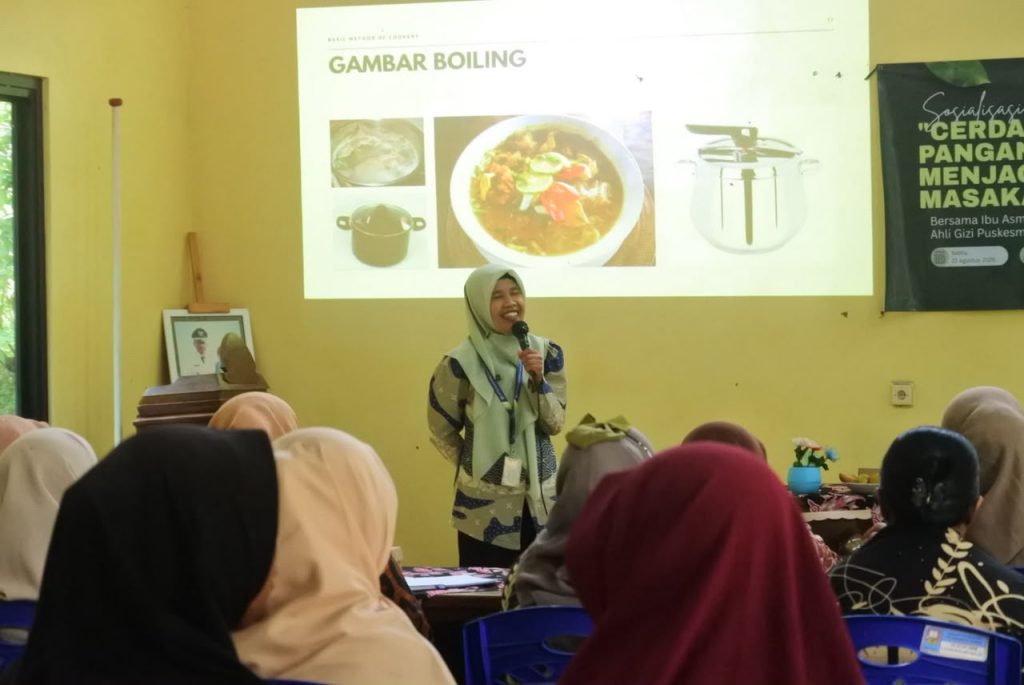 Penyampaian materi oleh Ahli Gizi Puskesmas Banyubiru, Asmiyarsih, S.Gz., tentang metode dasar pengolahan makanan kepada peserta sosialisasi gizi di GOR Ahmad Yani, Desa Kebondowo. (Dok. Pribadi/Mahasiswa KKN MIT UIN)