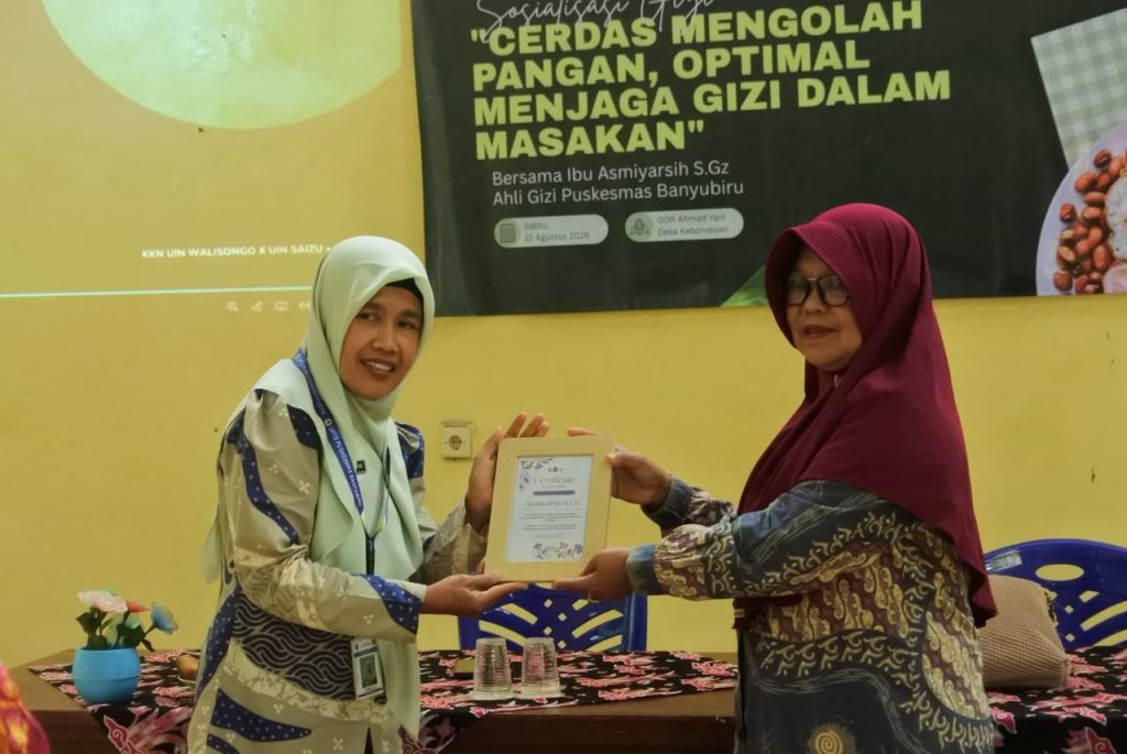 Penyerahan sertifikat kepada Asmiyarsih, S.Gz., selaku pemateri dalam kegiatan sosialisasi gizi KKN MIT UIN Walisongo Semarang dan UIN Saizu Purwokerto Posko 57. (Dok. Pribadi/Mahasiswa KKN MIT UIN)