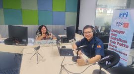 Ketua DPD GEMABUDHI Jawa Timur, Friski Fernando, saat menjadi narasumber dalam program “Beranda Asta Cita” RRI Pro 1 Surabaya 99,2 FM, Kamis (21/8/2026). (Dok. Pribadi)