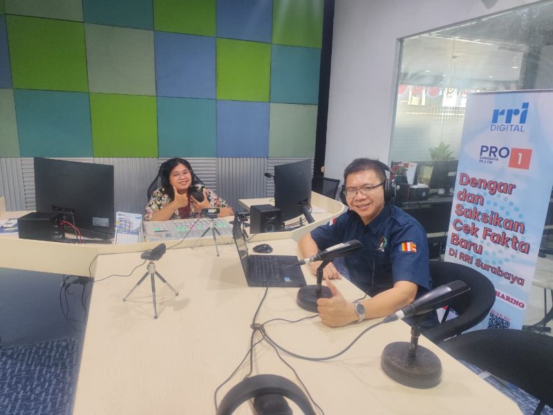 Ketua DPD GEMABUDHI Jawa Timur, Friski Fernando, saat menjadi narasumber dalam program “Beranda Asta Cita” RRI Pro 1 Surabaya 99,2 FM, Kamis (21/8/2026). (Dok. Pribadi)