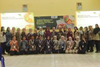 Mahasiswa KKN MIT UIN Walisongo Semarang dan UIN Saizu Purwokerto Posko 57 bersama kader PKK dan peserta sosialisasi gizi berfoto bersama usai kegiatan. (Dok. Pribadi/Mahasiswa KKN MIT UIN)