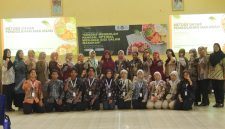 Mahasiswa KKN MIT UIN Walisongo Semarang dan UIN Saizu Purwokerto Posko 57 bersama kader PKK dan peserta sosialisasi gizi berfoto bersama usai kegiatan. (Dok. Pribadi/Mahasiswa KKN MIT UIN)