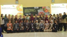 Mahasiswa KKN MIT UIN Walisongo Semarang dan UIN Saizu Purwokerto Posko 57 bersama kader PKK dan peserta sosialisasi gizi berfoto bersama usai kegiatan. (Dok. Pribadi/Mahasiswa KKN MIT UIN)