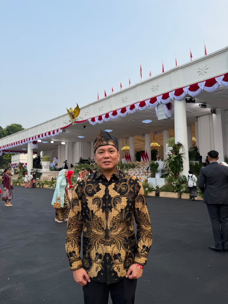 Ketua GEMABUDHI Jambi Ferry Firmansyah hadir dalam suasana peringatan HUT ke-81 Kemerdekaan Republik Indonesia. Mengenakan busana batik bernuansa hitam dan emas, ia turut membawa semangat kebangsaan untuk memperkuat persatuan, merawat keberagaman, dan mendorong generasi muda berkontribusi bagi bangsa. (Doc. Pribadi)